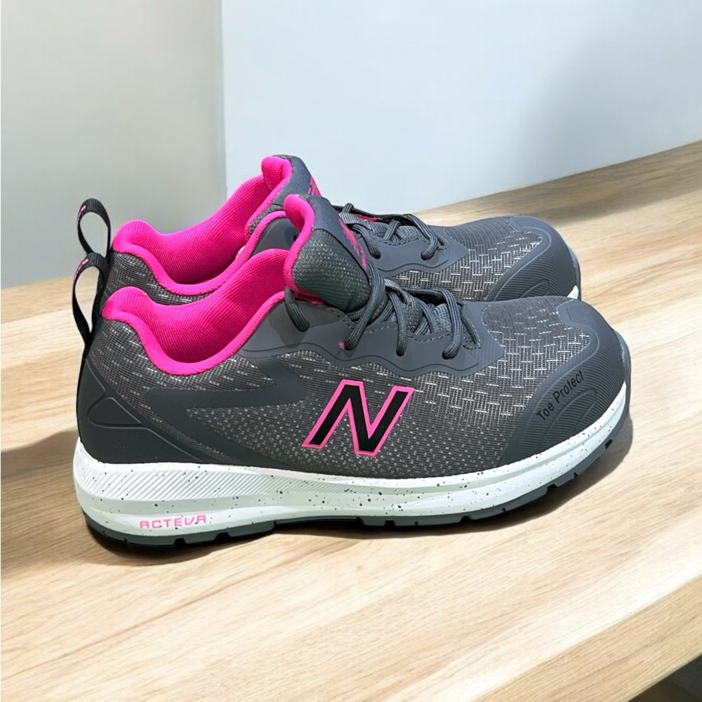 New Balance Women’s Logic Composite Toe Wide Fit Work Shoes Size 6.5.  New